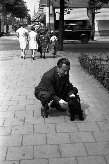 Man met Annemie's hond Blacky, jaren dertig. Noorder Amstellaan kruising Scheldestraat. Foto: Helmuth Wolff. (Wie kent de gehurkte man?)