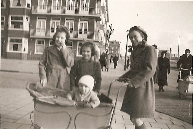 Mijn drie zussen en ik. Rivierenlaan hoek Kinderdijk straat misschien 31 augustus 1946. Op de achtergrond de Zuidergasfabriek